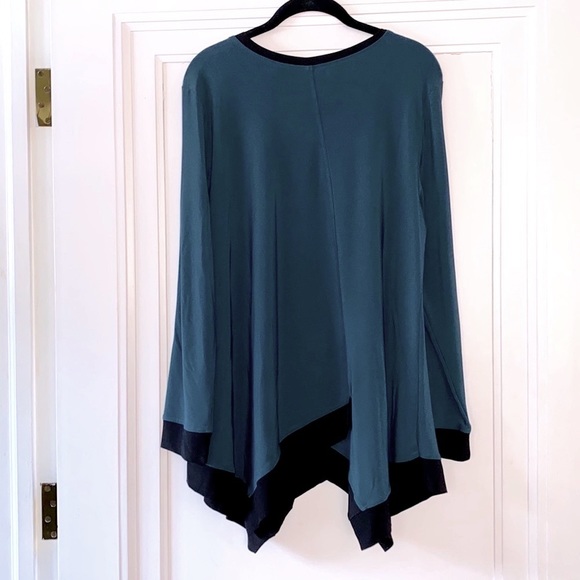 REDUCED! 💚 By JJ asymmetrical scoop neck tunic in black and pine - Picture 7 of 7